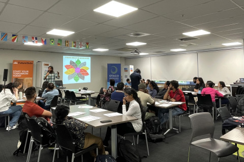 Alumni mentor guides students toward internships