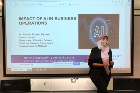 Senior Lecturer discusses AI in business
