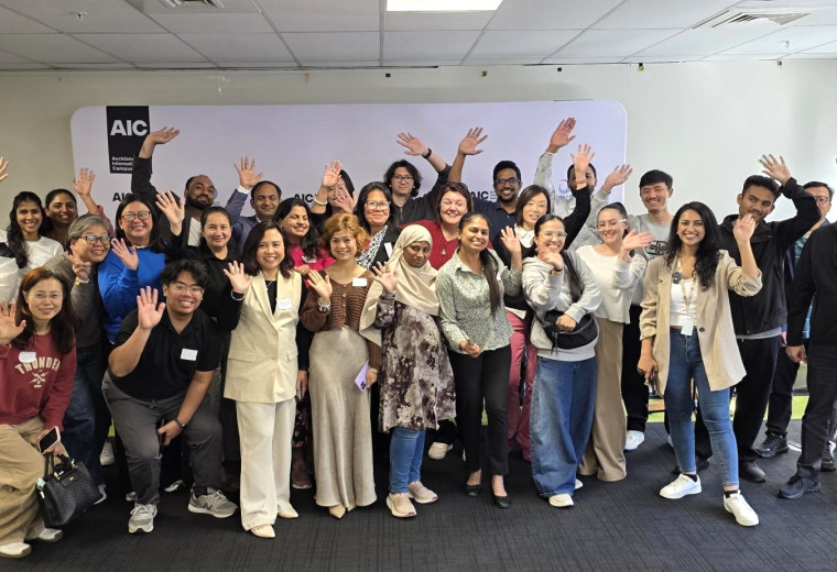 Alumni mentor students at coffee connect event